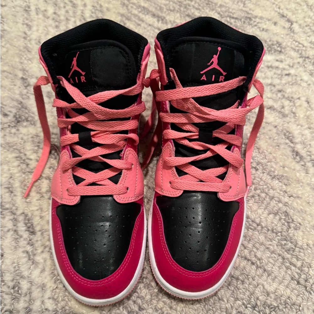 🖤🩷 Jordan 1 Mid Coral Chalk/Pinksicle/Rush Pink/Black Shoe Y6.5/Women’s size 8